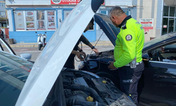 Yolda kalan ailenin imdadına polis yetişti