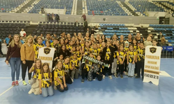 Pamukova Akademi Spor Kulübü Sultanları tribünden destekledi