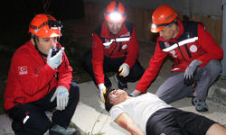 Düzce’de lise pansiyonunda yapılan deprem tatbikatı gerçeğini aratmadı