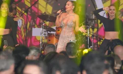 Demet Akalın'dan Antalya'da unutulmaz performans...