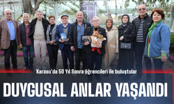 Karasu’da 50 Yıl Sonra Öğrencileriyle Buluşan Emekli Öğretmen Duygulandırdı
