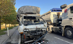 Kamyonete Kamyon Çarptı: 70 Yaşındaki Sürücü Yaralandı