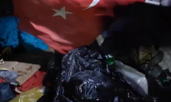 “Atık Avcısı” İkili Çöpte Türk Bayrağı Buldu: “Bu Bizim Namusumuz”