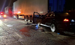 Nilüfer’de lüks otomobil park halindeki tıra çarptı