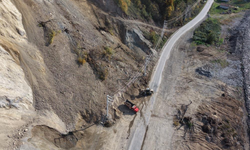 Otomobil saniyelerle faciadan kurtuldu