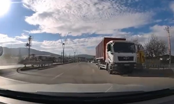 Ters Şeritte Giden Kamyon Trafikte Paniğe Yol Açtı