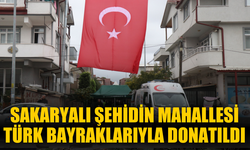 Sakaryalı şehidin mahallesi Türk bayraklarıyla donatıldı