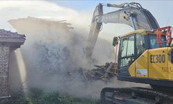 Sındırgı’da hasarlı yapıların yıkımı sürüyor