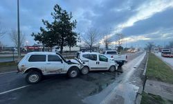 4 araç zincirleme kazaya karıştı, trafik kilitlendi!