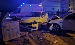 Bursa'da iki otomobilin çarpıştığı kazada sürücüler yaralandı