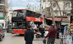 Bursa'da tur otobüsünün çarptığı otomobil ve manavda hasar oluştu