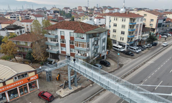 Mahkeme kararıyla yıkılan üst geçit 1 metre kaydırılarak yeniden yapıldı