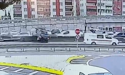 İzmit’te otomobil beton bariyere çarpıp devrildi