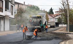 Hendek’in Dört Bir Yanında Sıcak Asfalt Çalışmaları Hız Kesmeden Devam Ediyor