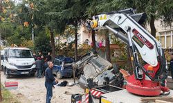 Kocaeli'de cipe çarpıp devrilen otomobildeki 3 kişi yaralandı