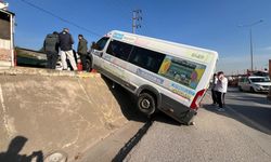 Park halindeki minibüs duvardan yola düştü: Facia ucuz atlatıldı