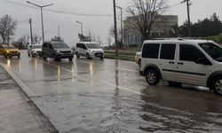 Sağanak yağış caddeleri göle çevirdi!