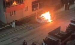 Gece vakti otomobil alev topuna döndü