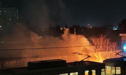 Bakırköy'de metro durağının yanındaki elektrik kablolarında çıkan yangın söndürüldü