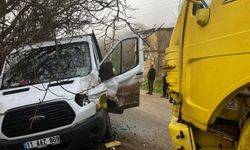 Bilecik'te kamyonla kamyonetin çarpıştığı kazada 4 kişi yaralandı