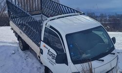 Buzlu yolda kayan araç tarlaya uçtu