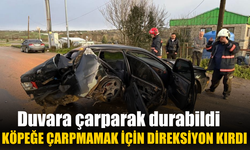Köpeğe çarpmamak için direksiyon kırdı: Duvara çarparak durabildi