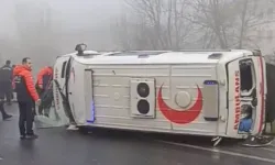 Düzce'de yoğun sis ambulansı yan yatırdı: 1 sağlık personeli yaralı
