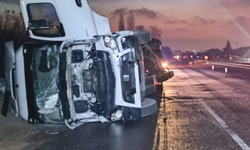 İnegöl’de ip yüklü tır devrildi, sürücü yaralandı