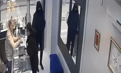 Amatör Soygun Girişimi Kamerada: Silah Çekti, Kaçtı