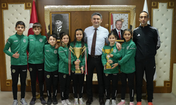 Başarılı sporcular İl Müdürü Boz’u ziyaret etti