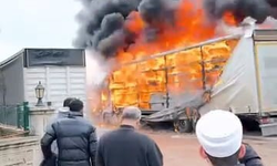 Park Halindeki Tır Yangını: İki Dorse Zarar Gördü