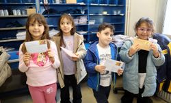 Anaokulu öğrencileri ilk mektuplarını PTT'ye teslim etti