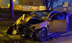 Otomobilin elektrik direğine çarpması sonucu 5 kişi yaralandı