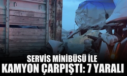 Servis minibüsü ile kamyon çarpıştı: 7 yaralı
