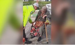 Örnek davranış! Yaşlı kadının elini bir an olsun bırakmadı