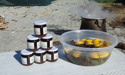 Ayvalık'ta kadın emeğiyle odun ateşinde 8 saat kaynatılan kozalak şuruba dönüşüyor