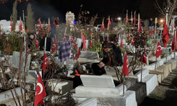 Yakınlarını kaybedenler kabir başında dua etti