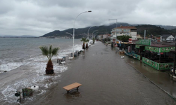 Gemlik’te Deniz Taştı: Sahil Yolu Sular Altında Kaldı