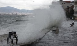 Komşuda Lodos Etkili Oldu: Sahil Yolları Sular Altında