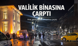 Kontrolünü kaybetti valilik binasına çarptı!