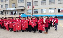 Minik Yüreklerden Bayrağa Büyük Saygı