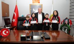 Başkan Mehmet Ata, başarılı karatecileri makamında ağırladı