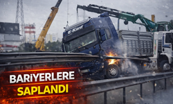 Arifiye’de Korkutan Kaza: Tır Bariyerlere Saplandı