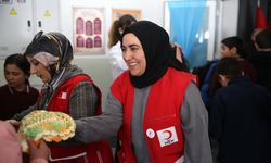 Bursa'da hayırseverin ördüğü atkı ve bereler, Türk Kızılay aracılığıyla Erzurum'daki çocuklara hediye edildi