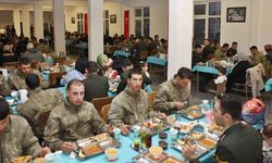 Çanakkale Valisi Toraman, Gelibolu'da şehit aileleri, gaziler ve askerlerle iftar yaptı