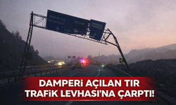 Damperi açılan tır trafik levhasına çarptı!