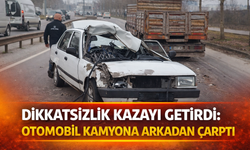Dikkatsizlik kazayı getirdi: Otomobil kamyona arkadan çarptı