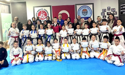 Minik karateciler kemer atladı