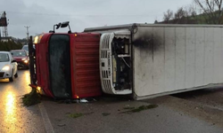 İnegöl’de Kamyon Devrildi: 2 Kişi Yaralandı