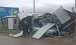 Otomobiller Çarpıştı, Prefabrik Yapı Hasar Gördü